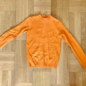 Stickad tröja från Zara stl S - Orange stickad tröja från Zara i storlek S. Tröjan är i gott begagnat skick och är enbart använd fåtal gånger. Klicka gärna på köp nu och meddela för eventuella frågor. :)