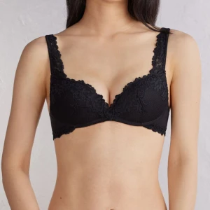 Push-up bh Intimissimi - Säljer iväg min snygga ”Superpushup-behå Gioia Pretty Flowers” i strl:75B då den tyvärr blev för stor för mig, sparsamt använd💗nypris:499kr