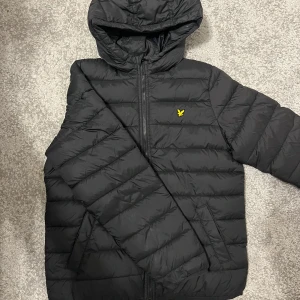 Lyle & Scott vinterjacka - Säljer denna lyle and scott vinterjacka. Myclet fint skick endast använd ett fåtal gånger. Kontakta mig vid fler frågor. 