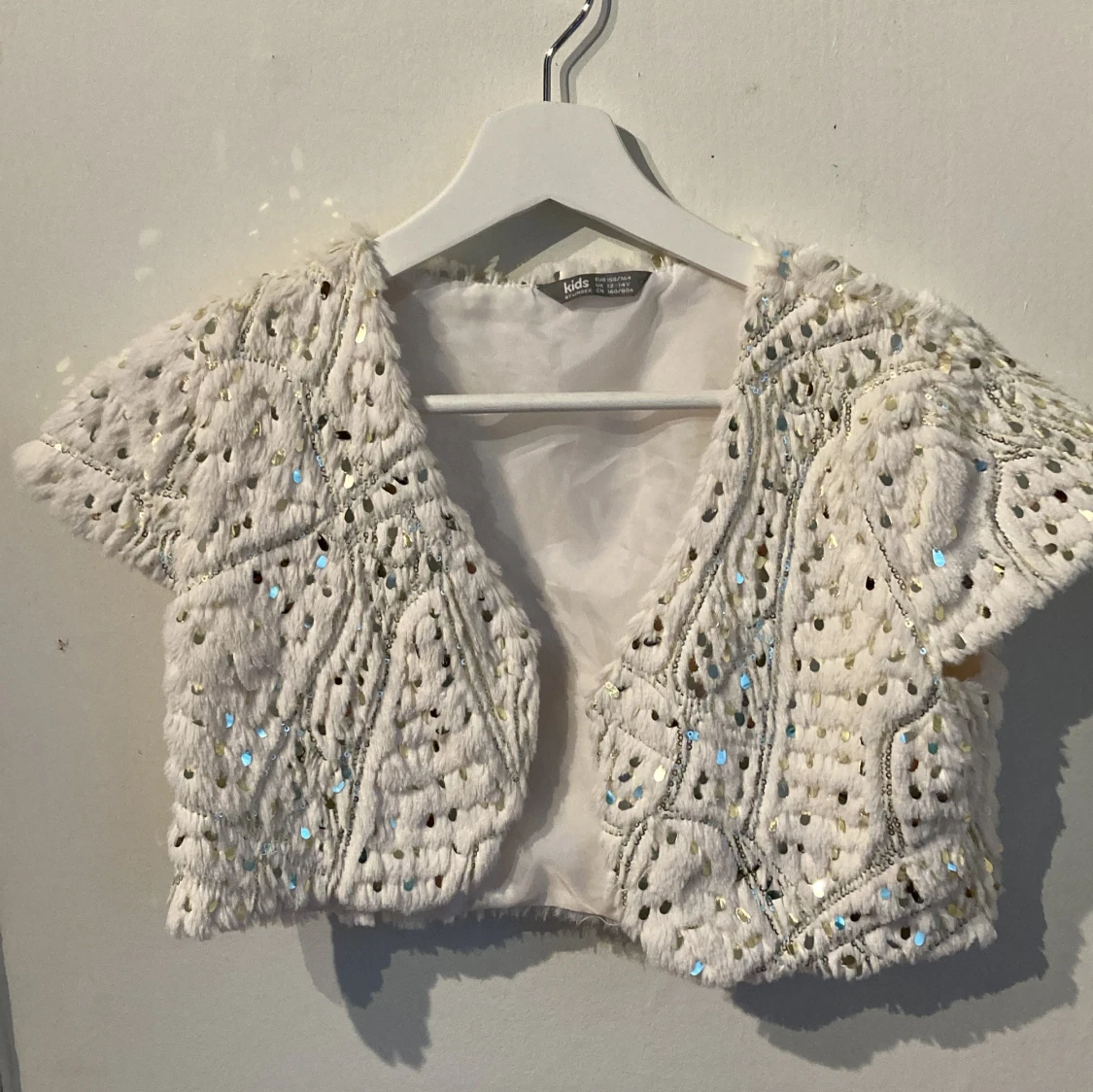 Vit paljettprydd bolerotopp från Lindex