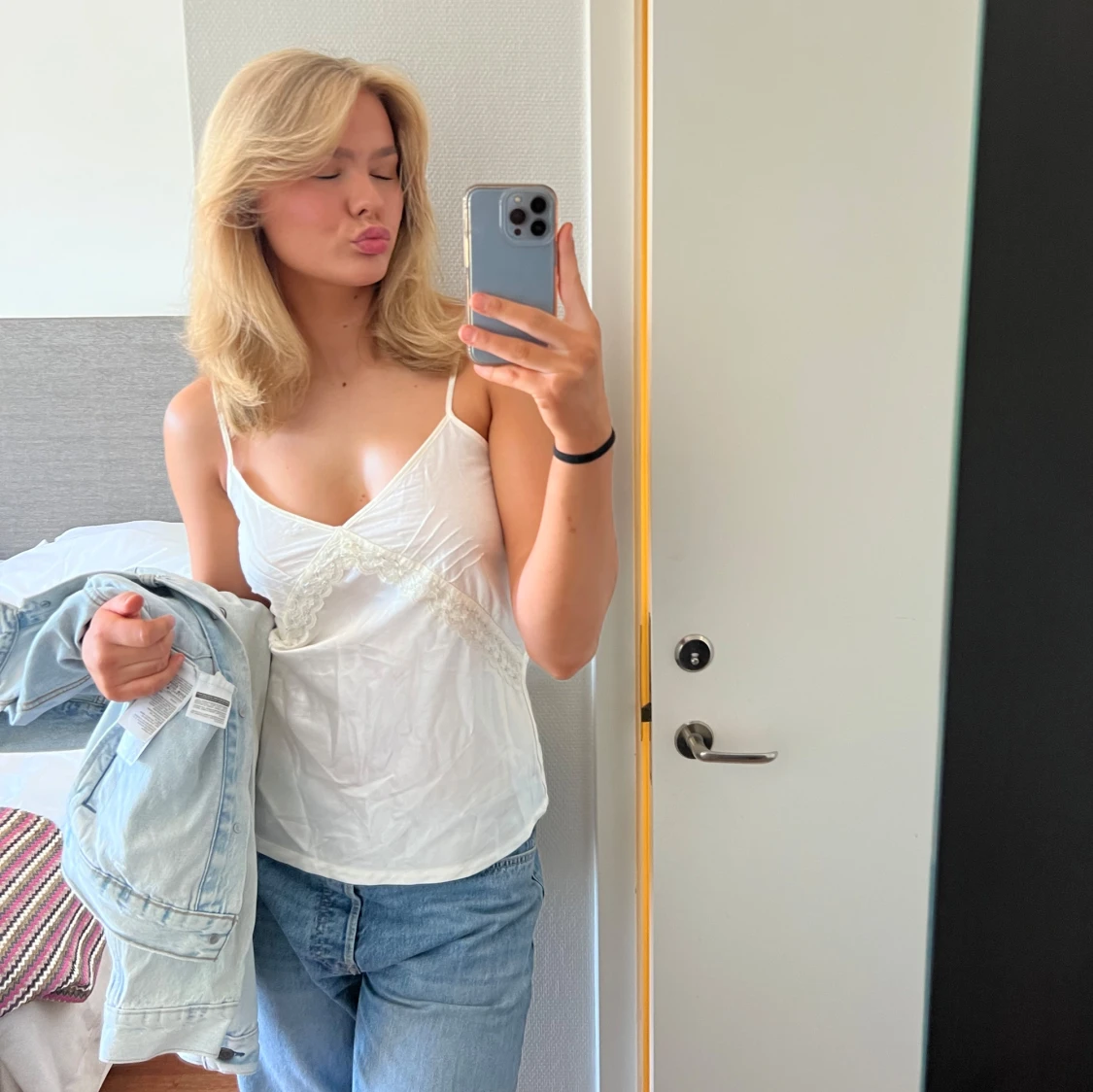 Vit spetsdetaljerad linnetopp