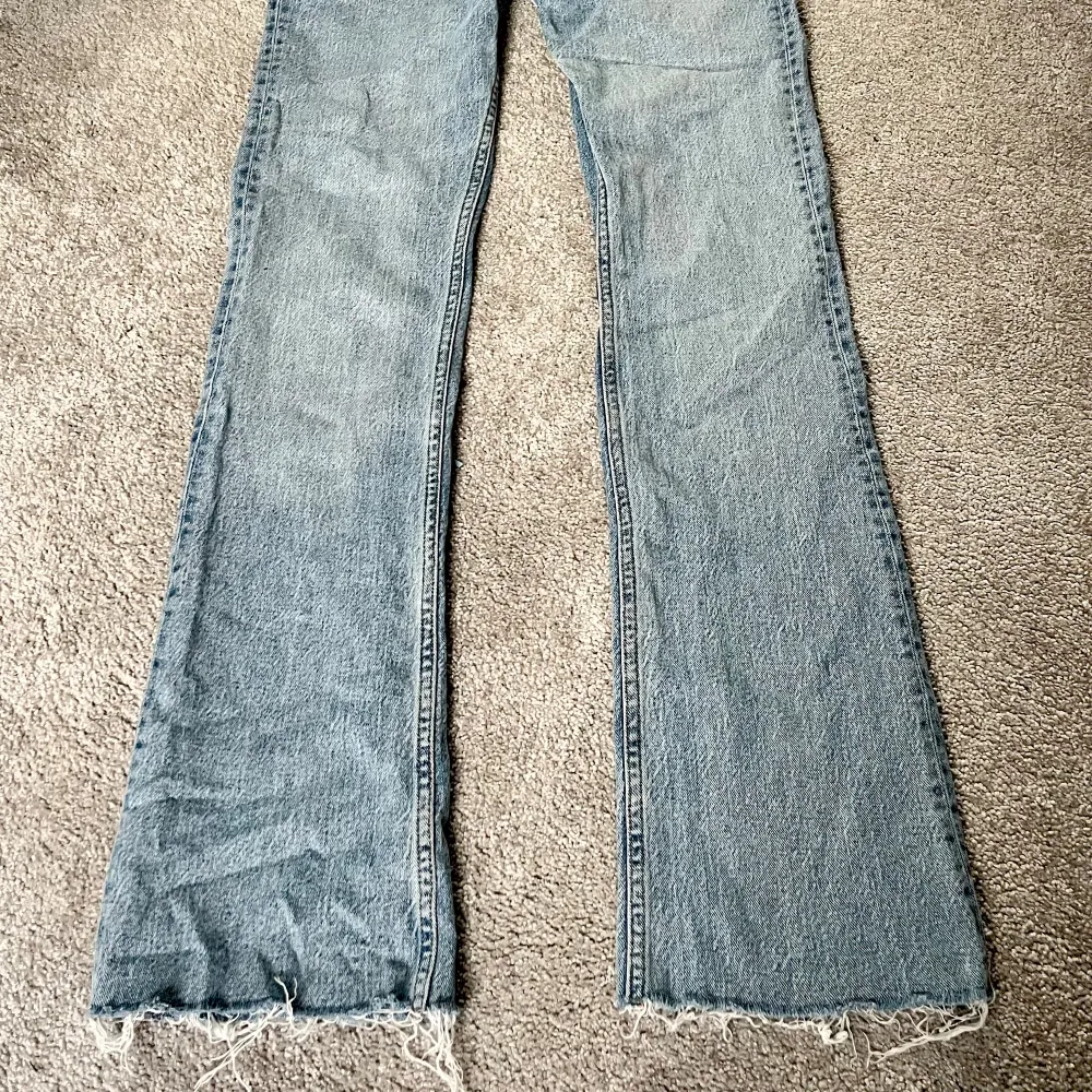 Säljer ett par snygga lågmidjade bootcut jeans från Pull&Bear i storlek 34. Nypris ca 600, de är använda en gång därav priset. . Jeans & Byxor.