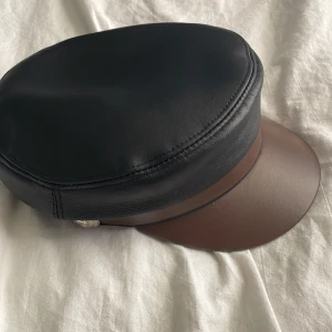 Någon slags lokförar hatt  - Säljer en vad jag tror är en lokförar hatt😅 Den är inte använd, bara att höra av sig om det är någon fråga.