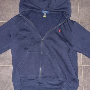 Mörkblå hoodie från Polo Ralph Lauren - Säljer en snygg mörkblå hoodie från Polo Ralph Lauren i storlek S. Vi kan diskutera om priset utan skador inte sliten typ ny använt nån gång 