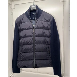 Herno Cardigan - Brand New‼️‼️ Snygg cardigan från herno som är helt ny, storlek 52 - L. Hör av dig vid frågor och funderingar🙏🏽