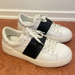 Vita sneakers - Super snygga och trendiga sneakers i gott skick som man ser på bilderna. Det är storlek 39 och är normala i storleken. 