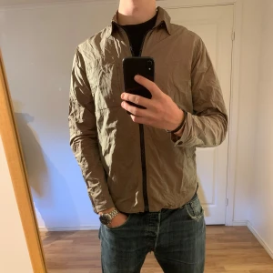 Peak Performance Jacka  - Säljer denna sjukt snygga Peak Performance jackan⭐️ Jackan har inga defekter och är som ny🙌✅ Storleken är S och den sitter riktigt bra🙌🍁 Tveka inte på att höra av dig vid minsta fråga eller fundering🤝⭐️