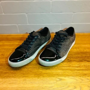 Lanvin cap toe - Säljer dessa riktigt snygga och lite unika lanvins i mocka. UK10 vilket motsvarar ungefär strl44 i eu. Endast 2500, extra snören fås med🤩 priset är hugget i sten. Kan ta byten mot rockrunners😇