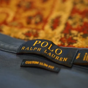 Blå t-shirt från Ralph Lauren - Säljer en snygg blå t-shirt från Ralph Lauren i custom slim fit. Den har en broderad logga på bröstet. Perfekt för en casual look eller en dag ute i solen. T-shirten är i mycket bra skick. 9/10