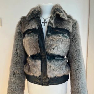 päls läder jacka - säljer en supercool päls jacka med läder detaljer 💋💋 precis som ny!