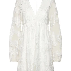 Studentklänning med spetsdetaljer - Säljer en superfin vit klänning med v-ringning och långa ärmar. Passar perfekt för studenten, endast andvänd 1 gång. Mycket bra skick. Nypris 799kr. Hör av er vid frågor!!🌸 