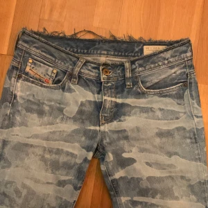 Unika långa lågmidjade Diesel jeans med fransig kant - W28 L34 MÅTT: Innerbenslängd: 89cm Längd hel: 108cm Midja: 81cm Höfter: 49x2cm mätt på bredaste punkten Gren fram 23cm Längd rumpa: 29cm Lågmidjade långa lite utsvängda nertill coola Diesel jeans🤩ÄLSKAR dem men dem är för små för mig (därför kan jag inte visa dem på)💗