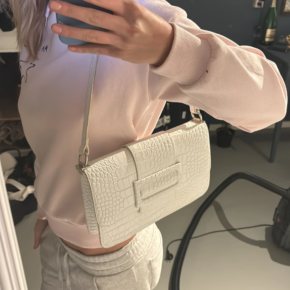 Vit axelväska i krokodilmönster - 90