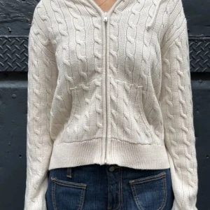 Vit stickad hoodie med dragkedja från Brandy Melville - Säljer en superfin vit stickad hoodie från Brandy Melville. Den har en dragkedja framtill och en mysig huva. 💗