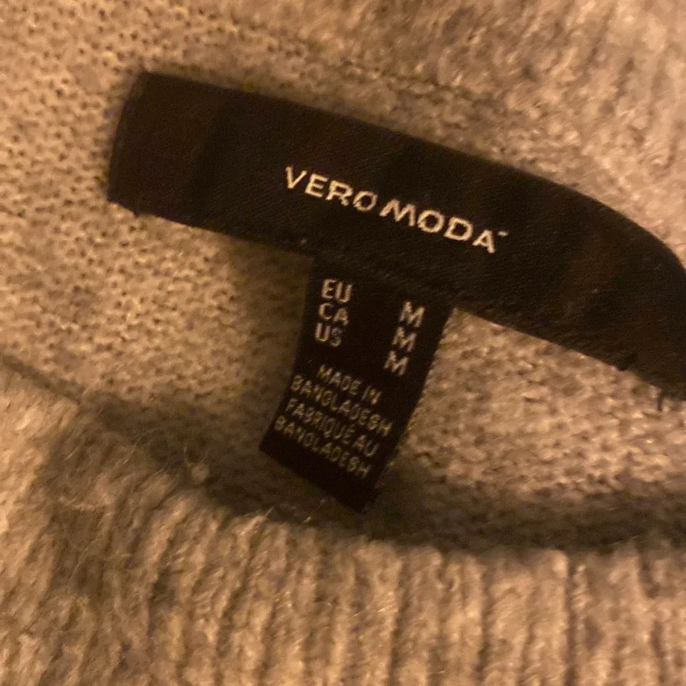 Mysig grå tröja från Vero Moda i storlek M. Perfekt för kyliga dagar med sin mjuka och bekväma passform. Börjar bli nopprig. . Tröjor & Koftor.