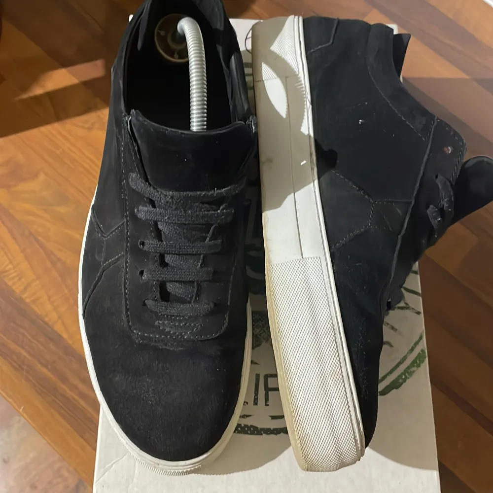 Tja säljer dessa Axel arigato skor modell platform sneaker/ Mocha, Jätte finna och passar till alla outfits, storleken är 44 men kan också passa 43, box och sko papper kommer med, skick är 8,5 tveka inte att skriva ✍️ jag besvara allt mvh SG, marketer. Skor.