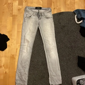 Ljusblå/grå jeans från Lee - Säljer ett par ljusblå/grå jeans från Lee i bra skick.   Jag säljer för dom är för små för mig tyvärr