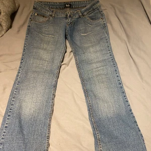 Blå jeans från D&G - Säljer mina jätte fina lågmidjade byxor för att de blivit för stora för mig! De är uppsydda och passar någon som är typ 160, slita nere vid hälen. Kom privat för fler bilder och mått💗💗