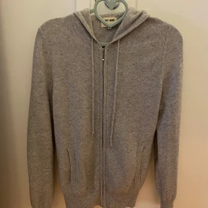 Soft Goat zip Hoodie - Grå Soft Goat zip hoodie storlek S Använd men inga defekter  Axelbred 40 cm Armar 63 längd 61