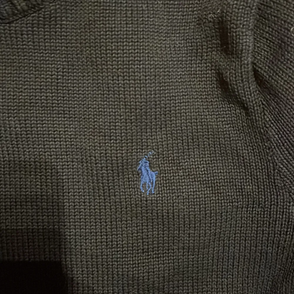 Säljer en klassisk svart stickad tröja från Ralph Lauren i storlek M. Tröjan har en broderad logga på bröstet och är perfekt för både höst och vinter. Den är i mycket bra skick och passar till alla tillfällen. Perfekt för dig som vill ha en stilren look! . Tröjor & Koftor.