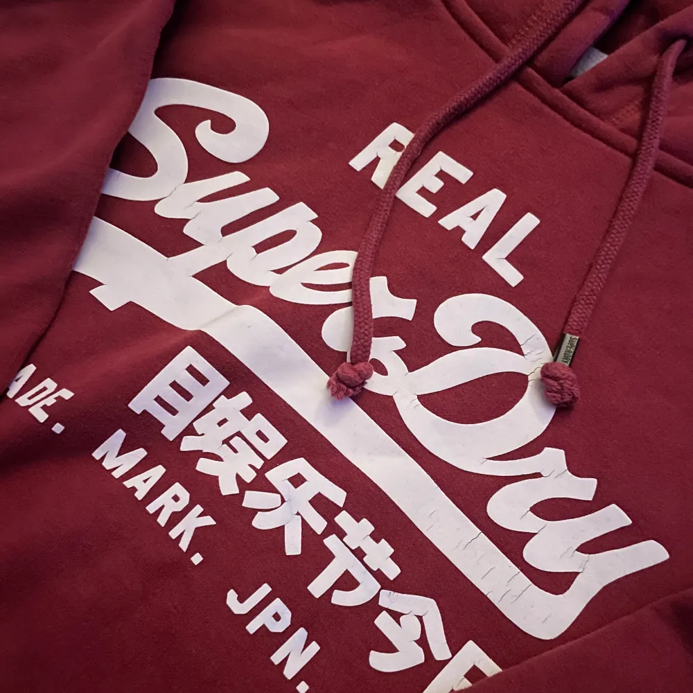 Extremt snygg, stilren och fräsch Superdry hoodie- Storlek: Small - Skick: 8.5/10 - Nypris ≈ 1500kr - Mitt pris: 599kr - DM för frågor & funderingar. 🧨. Hoodies.