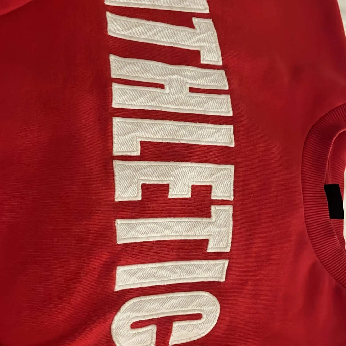 Röd sweatshirt från Gina Tricot - 90