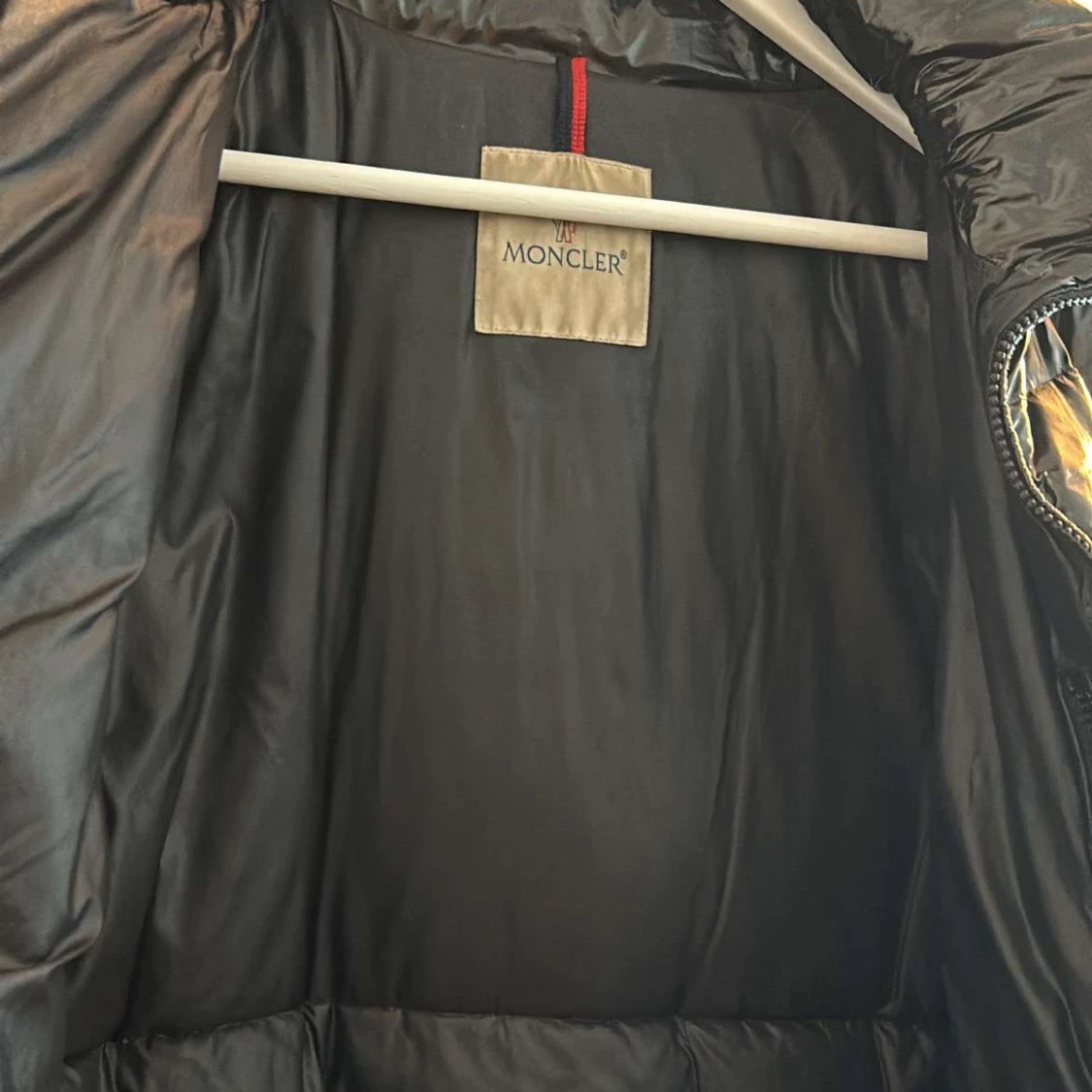 Svart glansig dunjacka från Moncler - 93