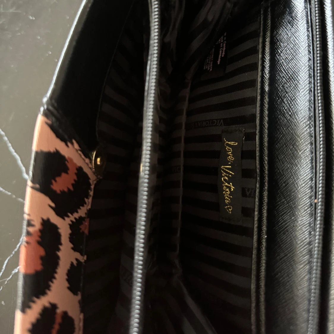 Leopardmönstrad väska från Victoria's Secret - 91