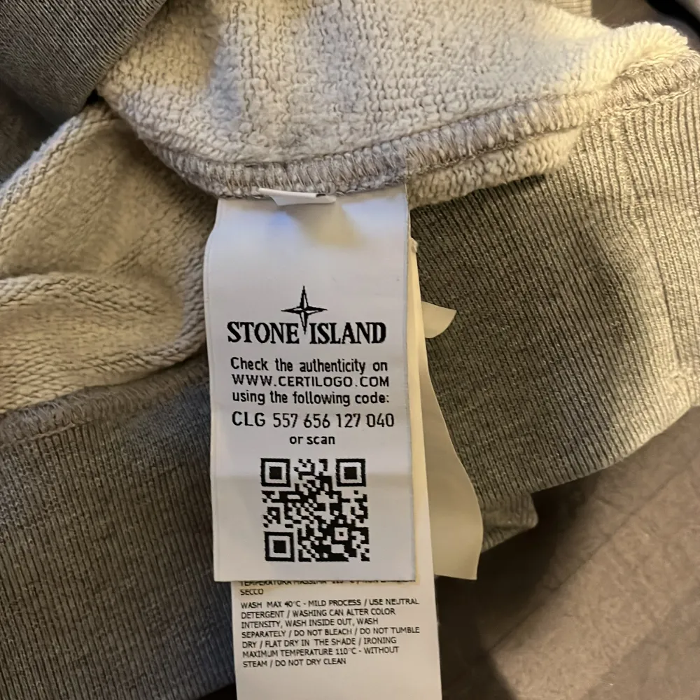 Säljer en snygg grå hoodie från Stone Island i bra skick och storlek M. Dessvärre är den köpt i andrahand därav har jag inget kvitto. Men den är äkta och köpt på NK, QR-koden i tröjan bevisar det.  . Tröjor & Koftor.