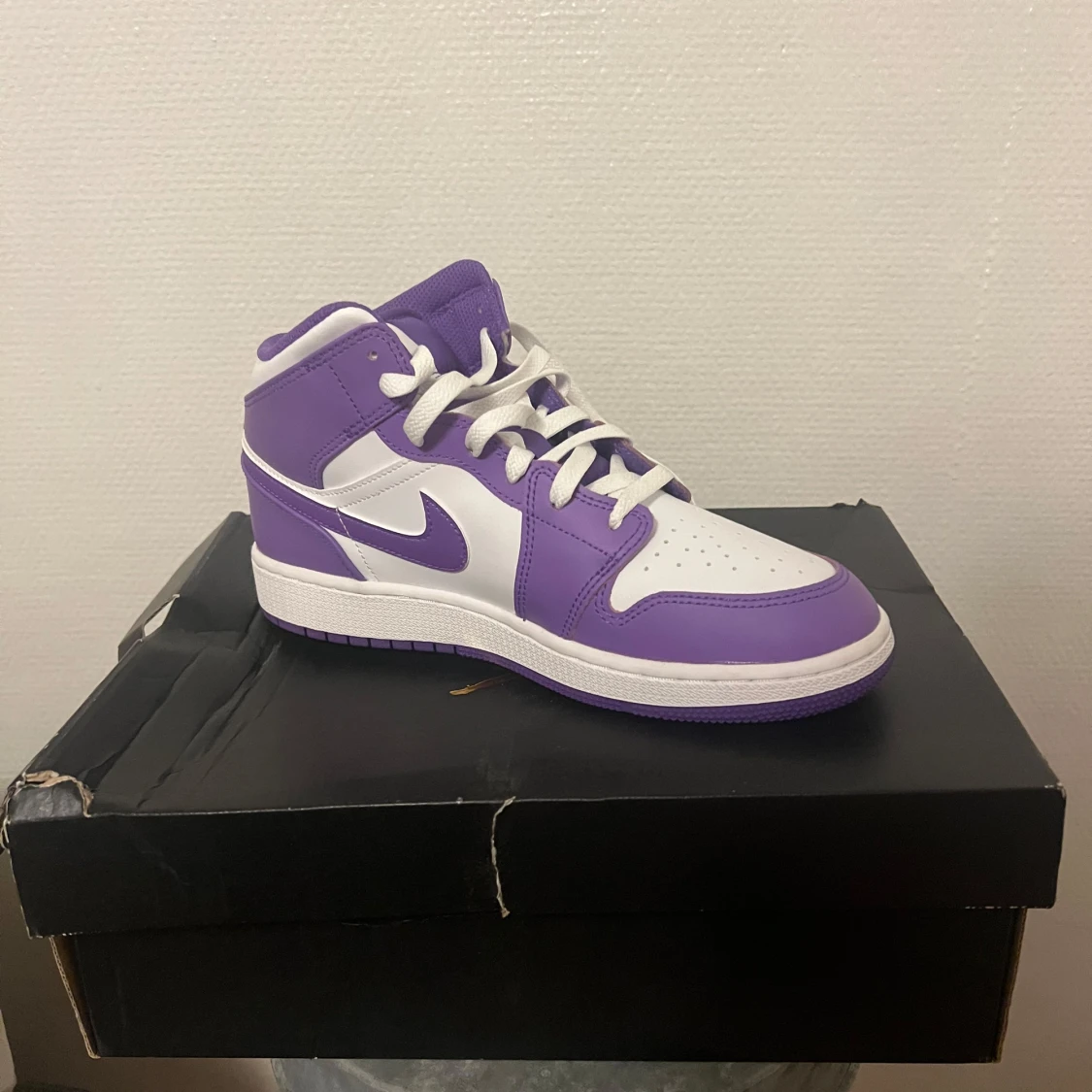 Air Jordan 1 mid purple venom