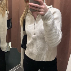 Vit stickad tröja med dragkedja - Säljer en supermysig vit stickad tröja med dragkedja i halsen. Perfekt för kyliga dagar! Djur och rökfritt hem 🩷