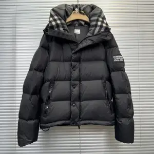 Helt nya burberry vinterjackor (beställningsvara) 14-20 dagars leveranstid bästa kvaliten i marknaden! Perfekt batch 99% identisk till originalet Dm för flera bilder. Beställer så fort jag fått pengarna på kortet!!!