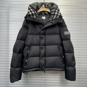Burberry vinterjacka S,L,XL - Helt nya burberry vinterjackor (beställningsvara) 7-14 dagars leveranstid bästa kvaliten i marknaden! Perfekt batch 99% identisk till originalet Dm för flera bilder. Beställer så fort jag fått pengarna på kortet!!!       