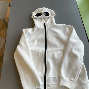 Cp company zip  - Riktigt fet cp company full zip med goggles. Nyskick. Inga defekter. Säljer då jag köpt fel storlek och den sitter lite stort på mig