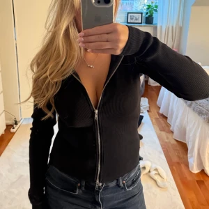 Ribbad zip hoodie  - Ribbad zip tröja / kofta med luva ”cut tight zip hoodie”, i fint skick från weekday, strl S, nypris 500kr och säljer för 199kr🫶