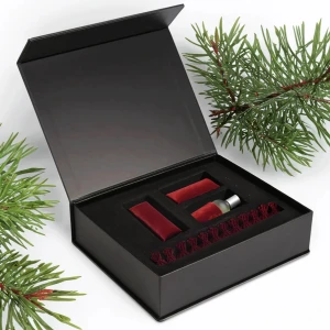 One Bold Chemist Julkalender  - JULKALENDER VÄRD 2131kr!! Säljer One bold chemists julkalender som såldes ut på 10min!! Jag bör få hem den v,47. Upptäck en lyxig julkalender fylld med dofter! Innehåller 3x 50 ml flaskor, 1x 8 ml stor sample, 2x refillbara travel sprays, 2x 5 ml samples, 1x 5 ml roll-on parfymolja och 15x 2 ml samples. Perfekt för att överraska någon speciell eller unna dig själv under julen. 🎄✨