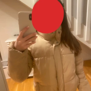 Beige pufferjacka från 157 - Säljer en snygg beige pufferjacka från 157.  Jag har storlek Xxs och Xs i storlek, och den här jackan passar mig super bra! Jackan är perfekt för kalla dagar med sitt varma och vadderade material. Den har en hög krage och långa ärmar för extra värme. Perfekt för både höst och vinter! 🧥 Jackan är i super fint skick och är redo för en ny ägare!💗