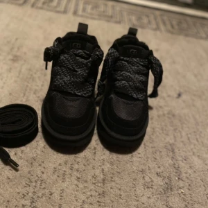 UGG Lowmel 'Black' - Hej jag säljer dessa helt nya och oanvända UGG Lowmel i svart. Dessa vinterskor erbjuder värme, komfort och stil med en vattenavvisande design och halkfri sula. Perfekta för både vardag och mer uppklädda tillfällen – håll dig varm och stilsäker hela vintern!