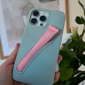 Mobilskal  - Mobilskal med läppglanshållare 💄 13/14/15 pro max 