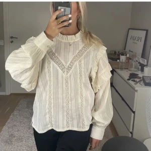 Blus med volangdetaljer - Så fin blus med volanger! Nyskick, köpt här på plick (bilder är lånade från köpare) kom privat för egna bilder och frågor! Inga defekter! 💕 använd gärna köp nu 😊