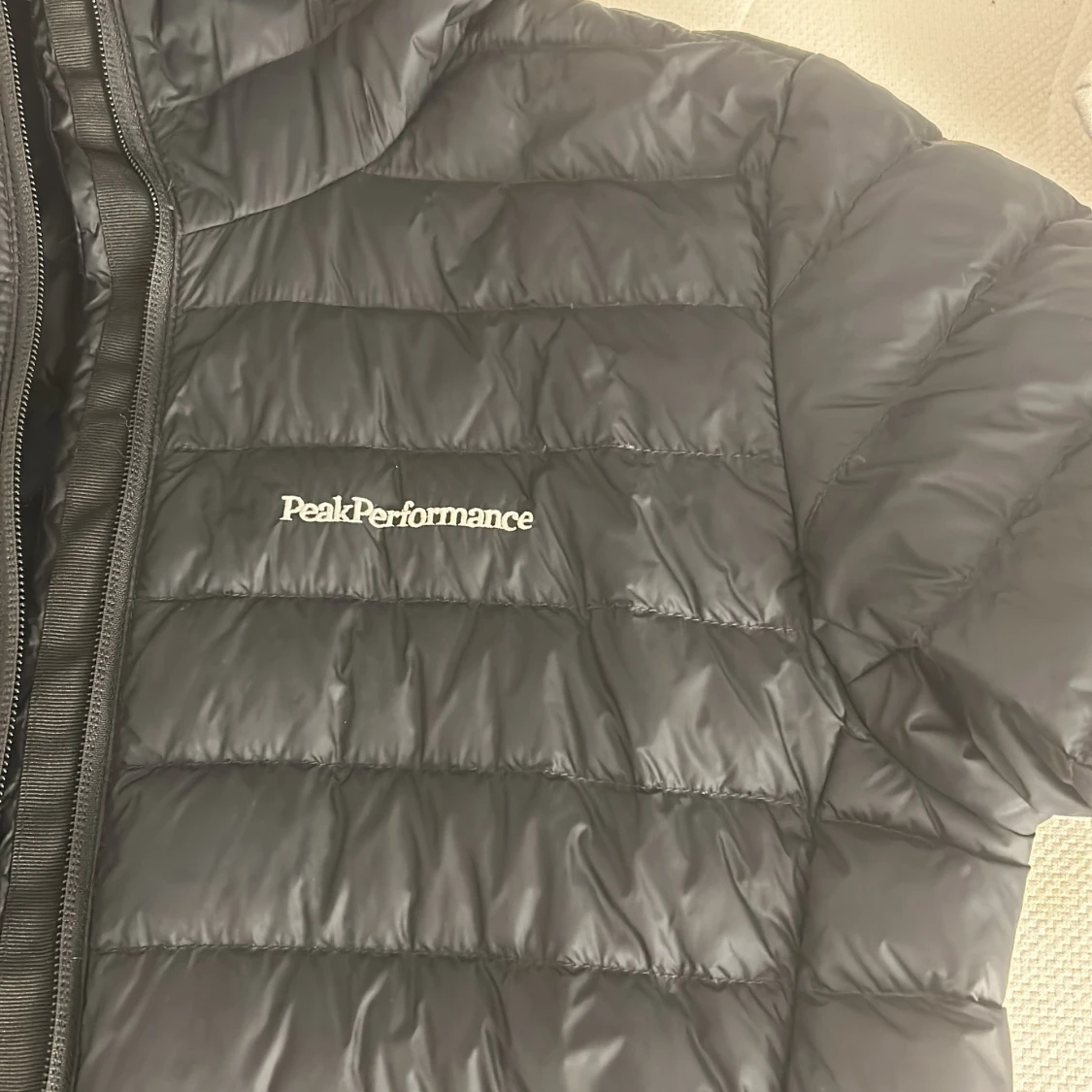 Svart/blå( beror på hur man upplever den) dunjacka från Peak Performance