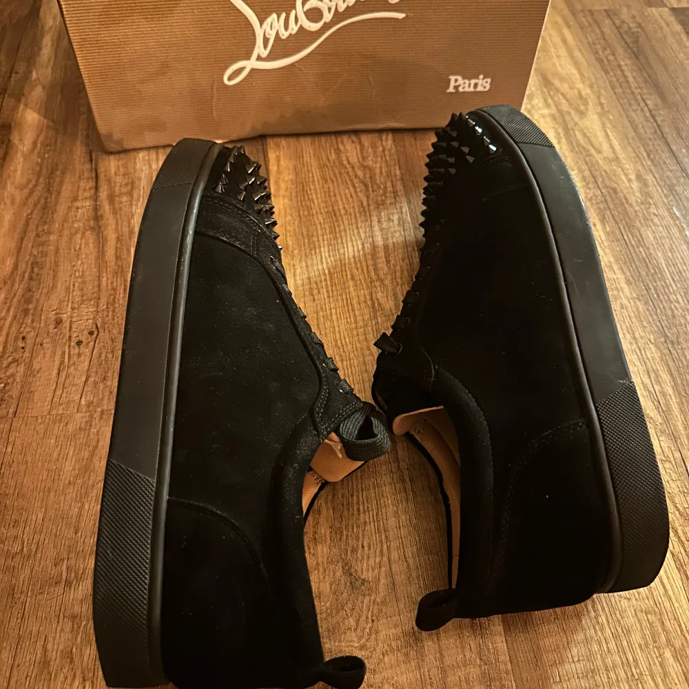 Säljer ett par feta Christian Louboutin skor. Cond 7/10 använd fåtal gånger. Man får med allt som är med i bilderna ink extra spikar osv. Hör av er vid fler frågor och kom med prisförslag‼️ är öppen för att förhandla🙏🏻. Skor.