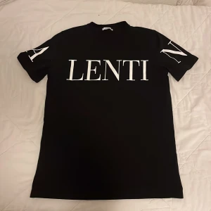Svart t-shirt från Valentino - Säljer en stilren svart t-shirt från Valentino i storlek S. Den är i 9/10 skick då den knappt används. Skriv bara om du har funderingar eller vill ha fler bilder!🖤🖤