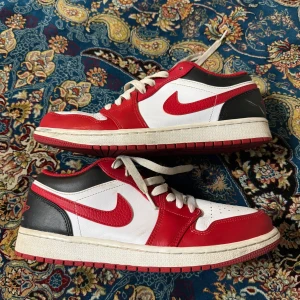 Jordan 1 Low  - Ett par Jordan 1 Low i bra skick. Jag säljer de på grund av att jag inte använder de längre då jag har bytt stil. 
