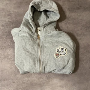 Grå hoodie från Moncler - Grå Moncler Hoodie väldigt bra skick Hör av er om ni har några frågor eller vill ha mer bilder🍾