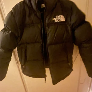 Svart dunjacka från The North Face - En north face jacka, Säljer då den inte kommer till användning, bra skick nästan aldrig använd. Kan gå ner i pris vid snabb affär. Storleken är i M youth
