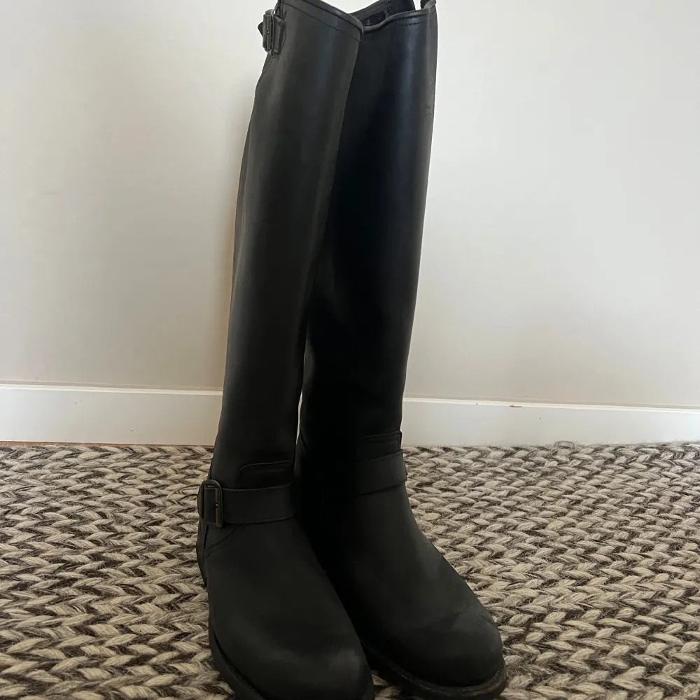 Snygga svarta Primeboots i skinn med gulddetaljer. Använda enstaka gånger så de är i väldigt gott skick! De har en hög modell med robust sula och. De är i storlek 38 men är stora i storleken så passar även 39-40Passar bra till både vardag och speciella tillfällen✨. Skor.