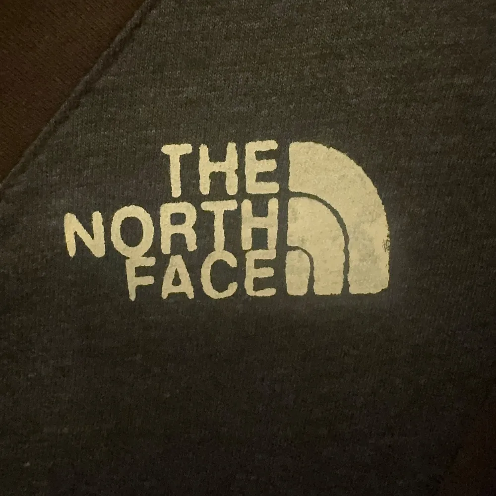 Säljer en snygg brun och grå kofta från The North Face. Den har en v-ringning och knappar framtill. Perfekt för höst och vinter, med en cool textdetalj längst ner. Passar både till vardags och lite mer avslappnade tillfällen. Den är dessutom helt ny och har aldrig haft på mig den!. Tröjor & Koftor.