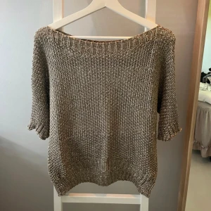 Beige stickad tröja - Säljer en superfin beige stickad tröja med en luftig och grovstickad design. Tröjan har trekvartsärmar.
