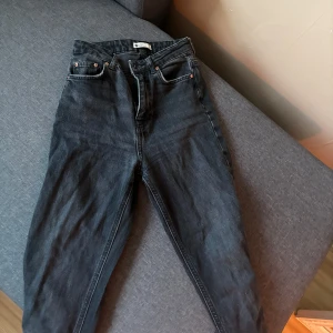 Svarta jeans från Gina tricot - Säljer ett par svarta jeans från Gina tricot i storlek 32. Jag har använt några gånger men de har inga defekter, säljer dom för att det har blivit för små💞(det har blivit lite gråa eftersom jag har tvättat de)